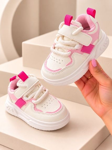 Tenis blancos con detalles fucsia y rosado