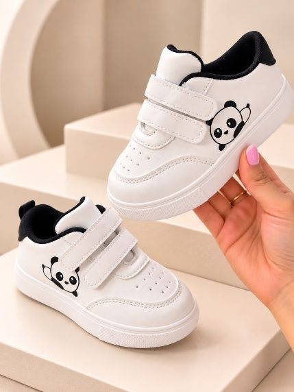Tenis blancos con un panda y velcro