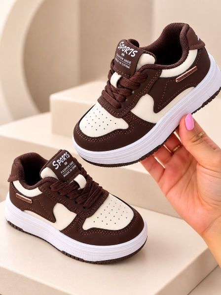Tenis blancos con paneles color chocolate
