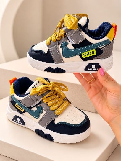 Tenis azul marino, gris y mostaza con cordón amarillo