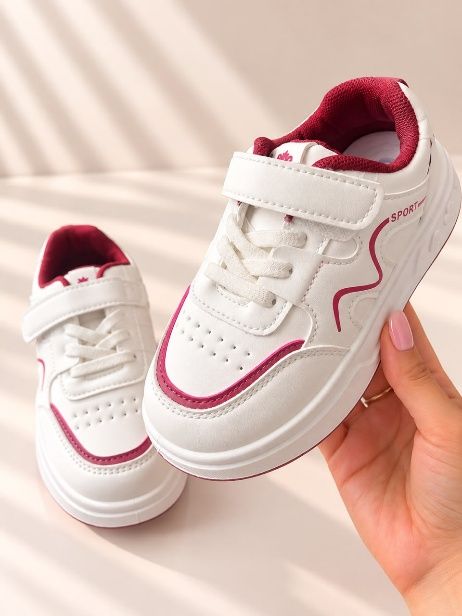 Tenis blancos con línea vinotinto y velcro