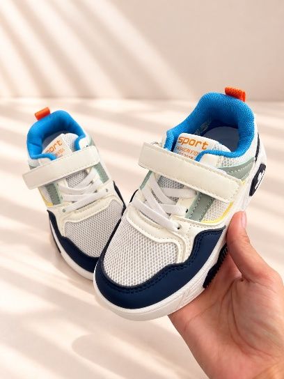 Tenis deportivos azul, blanco y naranja con velcro